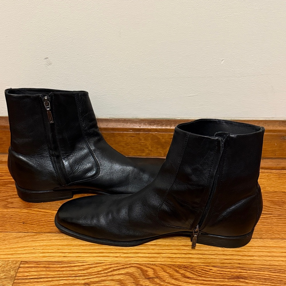 Cole Haan Men's Sleek Black Leather Boots. SLIGHT MARK ON LEFT BOOT see 2nd pic
